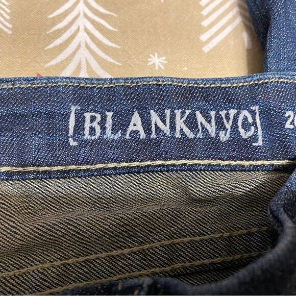 BLANK NYC jeans, with star pattern on the front legs, 28 W and 30 L. (J29) - Picture 7 of 8